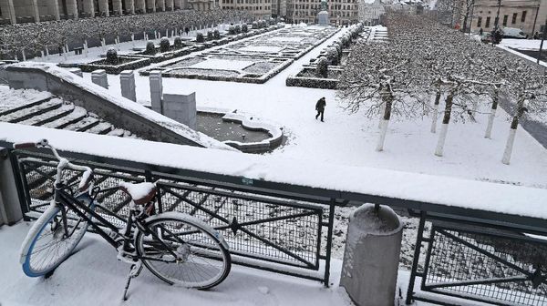 Kala Taman di Brussels Memutih Karena Salju