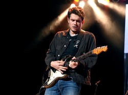 Ups! John Mayer Kepergok Kepoin Jennifer Aniston usai Putus 11 Tahun