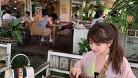 Pose Cantik Selebgram Aldira Chena Saat Makan Sushi dan Steak