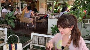 Pose Cantik Selebgram Aldira Chena Saat Makan Sushi dan Steak
