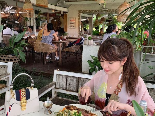 Pose Cantik Selebgram Aldira Chena Saat Makan Sushi dan Steak