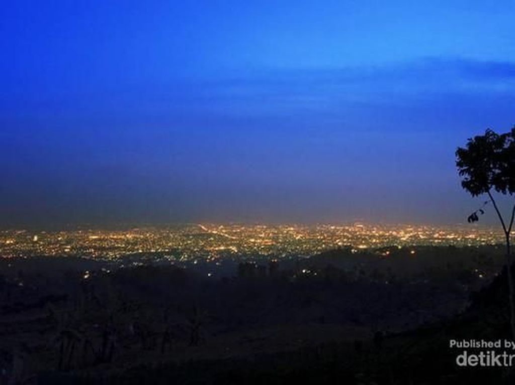 Intip Cahaya Kota Bandung dari Bukit Moko Yuk! Intip Cahaya Kota Bandung dari Bukit Moko Yuk!