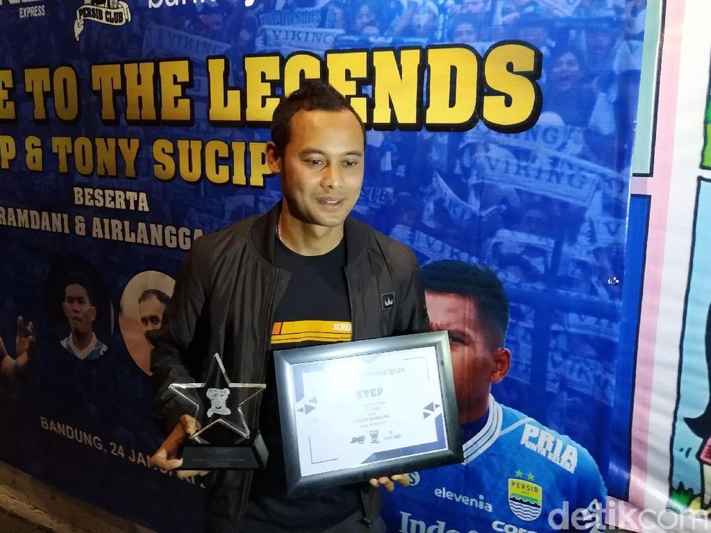 Viking Beri Penghargaan dan Sematkan Label Legenda untuk Atep Cs Viking Beri Penghargaan dan Sematkan Label Legenda untuk Atep Cs