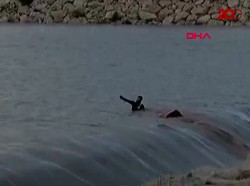 Dramatis! Video Penyelamatan Gadis di Mobil yang Terjun ke Sungai