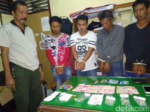 Hati-hati Beli Perhiasan, Polisi Gulung Komplotan Penjual Emas Palsu Hati-hati Beli Perhiasan, Polisi Gulung Komplotan Penjual Emas Palsu