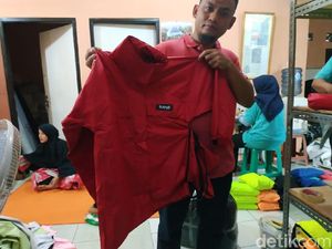 Produsen Jas Hujan Meraup Untung di Musim Hujan