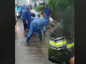 Diguyur Hujan Deras, Sejumlah Jalan di Jakarta Tergenang Diguyur Hujan Deras, Sejumlah Jalan di Jakarta Tergenang