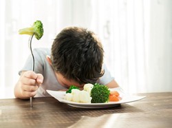 Ikuti Trik Ini Agar Anak Mau Makan Sayur