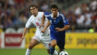 AC Milan dianggap sangat beruntung saat berhasil memboyong Yoann Gourcuff dariu Rennes. Dijuluki Zidane Kecil, Gourcuff gagal menembus skuat utama Rossoneri. Dia kemudian pulang ke Prancis dan tak pernah sampai ke level di mana dia sempat diprediksikan. (Michael Steele/Getty Images)