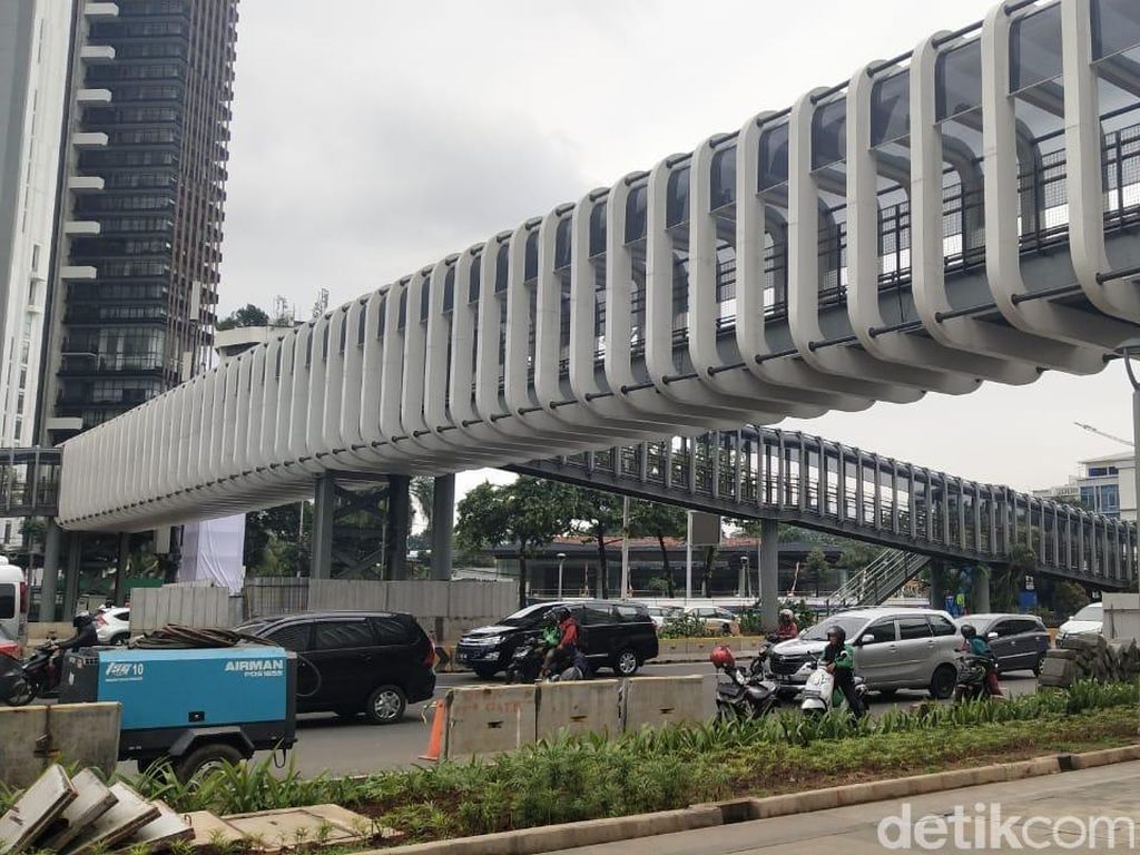 Warga Puji JPO di Sudirman yang Artistik, Minta Segera Difungsikan Warga Puji JPO di Sudirman yang Artistik, Minta Segera Difungsikan