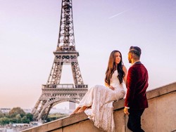 Cerita Pasangan Bulan Madu Keliling 33 Negara Pakai Gaun Pengantin