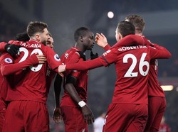 Mane Tak Sabar Angkat Trofi Juara Liga Inggris