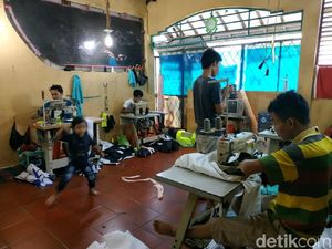 Jas Hujan Produksi Dalam Negeri Ini Gunakan Bahan Baku dari Korea