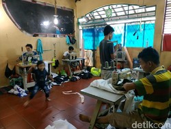 Jas Hujan Produksi Dalam Negeri Ini Gunakan Bahan Baku dari Korea