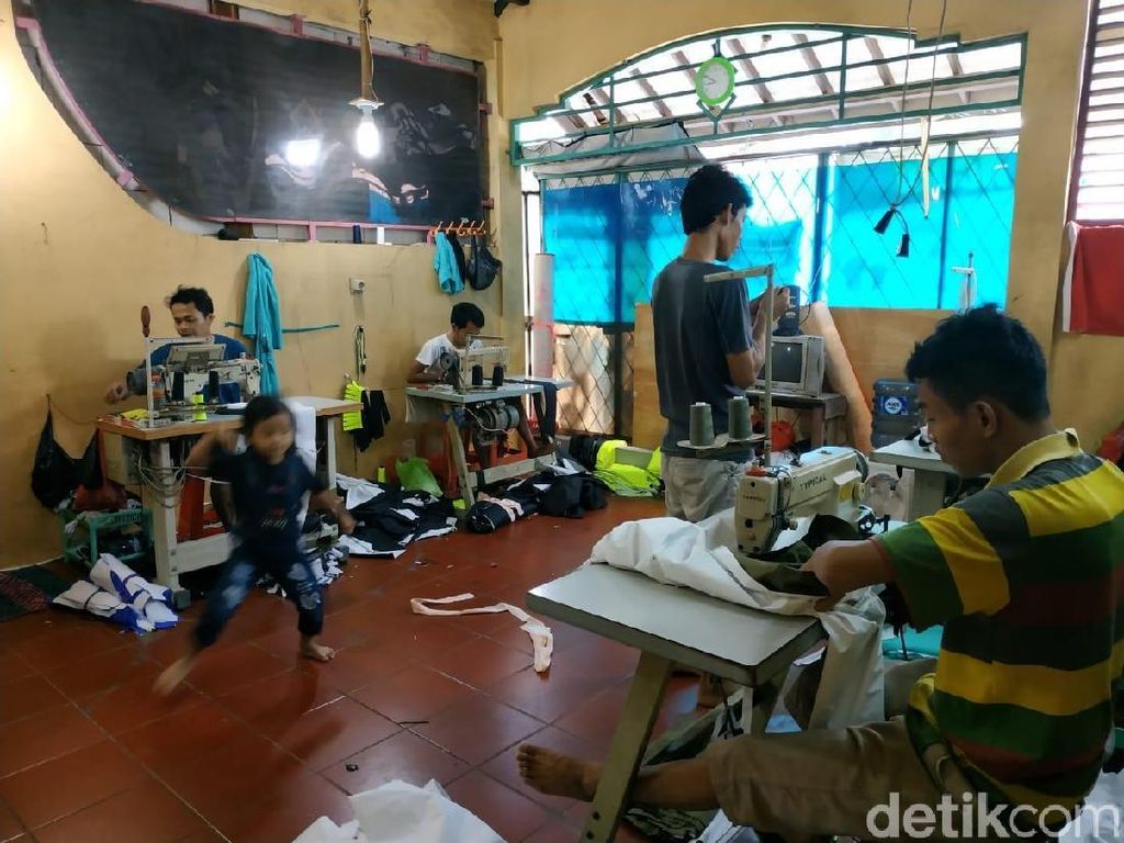 Jas Hujan Produksi Dalam Negeri Ini Gunakan Bahan Baku dari Korea Jas Hujan Produksi Dalam Negeri Ini Gunakan Bahan Baku dari Korea