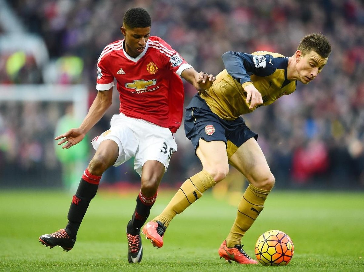 Laurent Koscielny mesti menghentikan Marcus Rashford. Foto: Laurence Griffiths/Getty Images