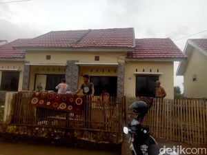 Banjir di Makassar Mulai Surut, Warga Bersih-bersih Rumah