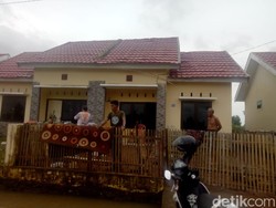 Banjir di Makassar Mulai Surut, Warga Bersih-bersih Rumah