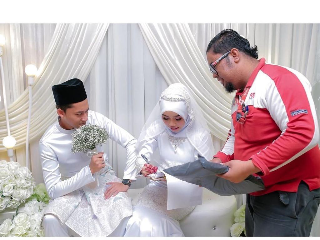 Viral, Pengantin Ini Sempat Tanda Tangan Kiriman Paket di Pelaminan Viral, Pengantin Ini Sempat Tanda Tangan Kiriman Paket di Pelaminan