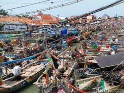 Gelombang Tinggi, Ribuan Nelayan Cirebon Tak Melaut