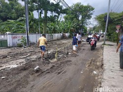 Proyek Galian Pipa Terbengkalai, Warga Benowo Keluhkan Jalan Rusak