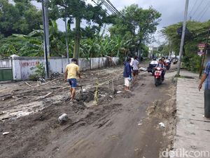Proyek Galian Pipa Terbengkalai, Warga Benowo Keluhkan Jalan Rusak Proyek Galian Pipa Terbengkalai, Warga Benowo Keluhkan Jalan Rusak