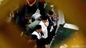 Potret Jokowi Salat Jumat di Masjid Al-Barkah Kota Bekasi