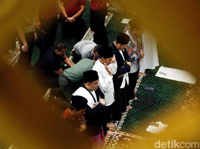 Potret Jokowi Salat Jumat di Masjid Al-Barkah Kota Bekasi