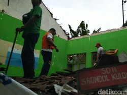 Atap SD di Semarang Ambrol Diterjang Puting Beliung