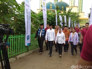 Masuk Gang Sempit, Jokowi Cek Program Pasang Listrik Gratis di Bekasi