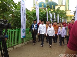 Masuk Gang Sempit, Jokowi Cek Program Pasang Listrik Gratis di Bekasi