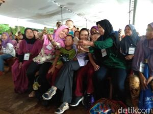 Temui Emak-emak di Bekasi, Rini Soemarno Pamer Sepatu Rp 200 Ribu