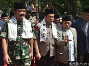 Panglima TNI Ajak Kiai dan Santri di Cirebon Perangi Hoaks