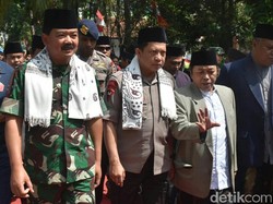 Panglima TNI Ajak Kiai dan Santri di Cirebon Perangi Hoaks