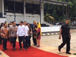 Anies Dampingi Jokowi Bagikan 3.000 Sertifikat Tanah di Jakarta