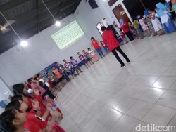 Warga Islam-Kristen Bersama Didik Anak-anak Kampung Tengah