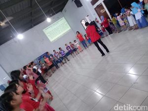 Warga Islam-Kristen Bersama Didik Anak-anak Kampung Tengah Warga Islam-Kristen Bersama Didik Anak-anak Kampung Tengah