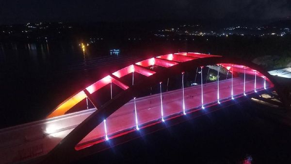 Indah! Jembatan Holtekamp di Papua Bermandi Cahaya