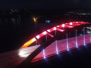 Indah! Jembatan Holtekamp di Papua Bermandi Cahaya