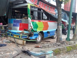 Petaka Kampung Koplak: Truk Cium Bus, Bus Sosor Pertokoan