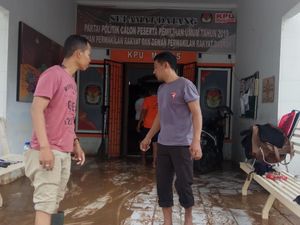 Sempat Diterjang Banjir, Logistik Pemilu di Kantor KPU Maros Aman