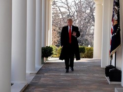 Eks Staf Kampanye Gugat Trump Atas Tuduhan Mencium Secara Paksa