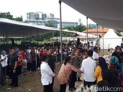 Aksi Anies Foto Jokowi Saat Tinjau Pegiat UMKM