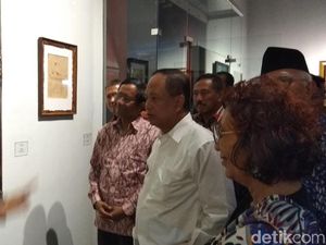 Menristekdikti Baca Puisi di Pameran Lukisan yang Digagas Gus Mus