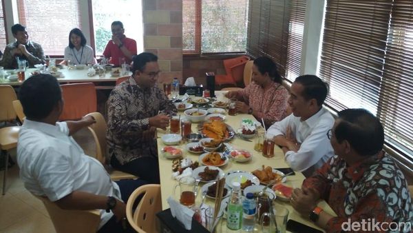 Momen Jokowi hingga Anies Santap Nasi Padang Bareng