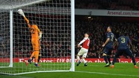 Arsenal menjaga momentum ke babak kedua dan nyaris menyamakan skor. Tapi sundulan Aaron Ramsey ditepis dengan gemilang oleh Sergio Romero. (Foto: Mike Hewitt/Getty Images)