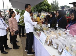 Gaya Jokowi Ngecek Produk Dagangan Emak-emak