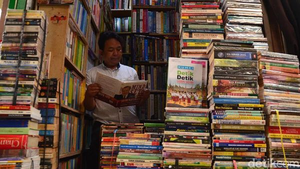 Berburu Buku Bekas di Pasar Buku Palasari