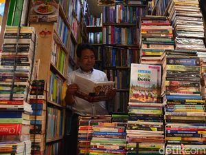 Berburu Buku Bekas di Pasar Buku Palasari