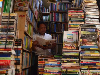 Berburu Buku Bekas di Pasar Buku Palasari